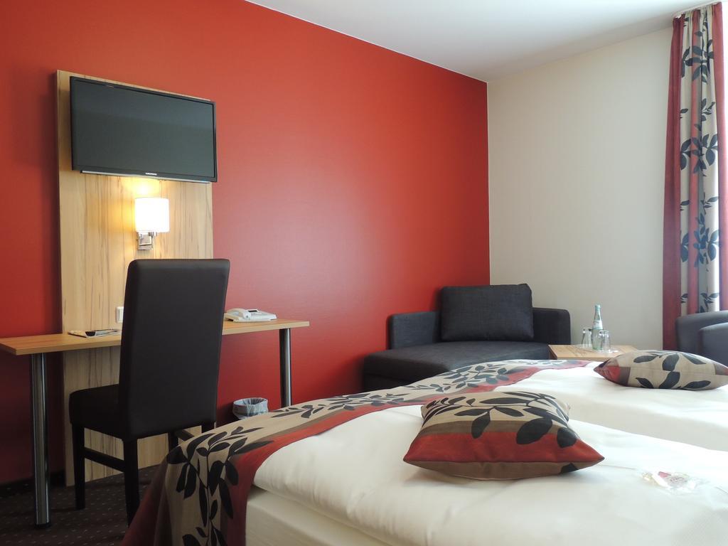 Hotel Sutter'S Landhaus Gensingen Zimmer foto